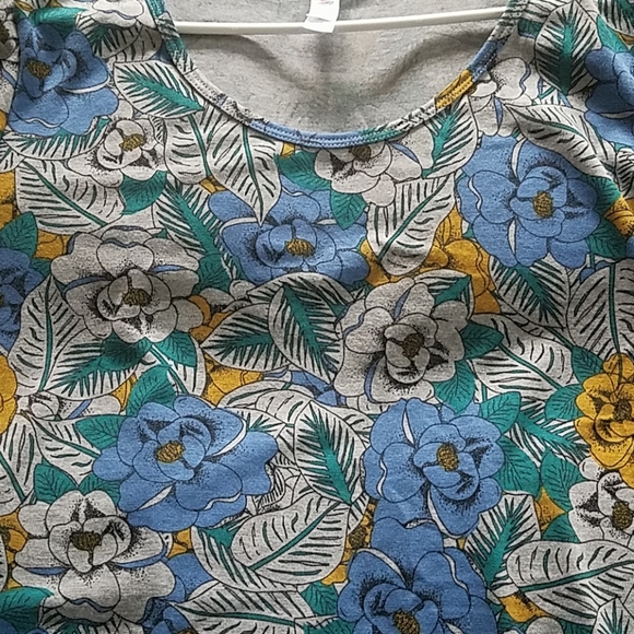 LuLaRoe Classic Tee sz Medium - Picture 3 of 4
